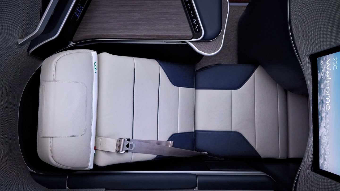 Vogelperspektive auf einen zurückgelehnten Business-Class-Sitz.
