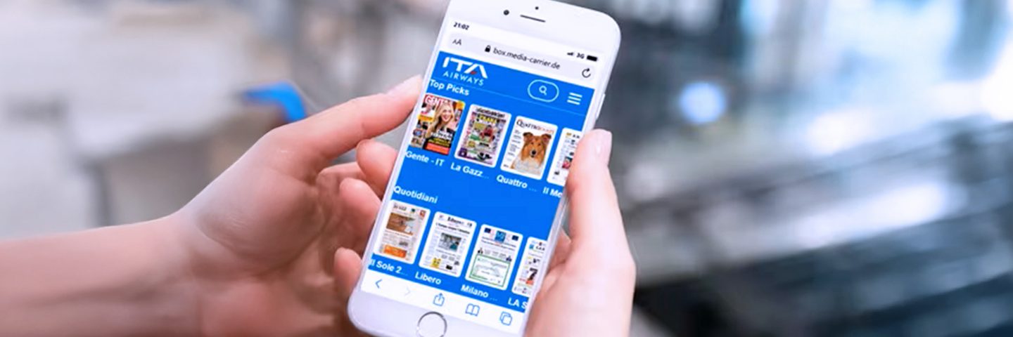 Pessoa segura um smartphone exibindo o aplicativo da ITA Airways.