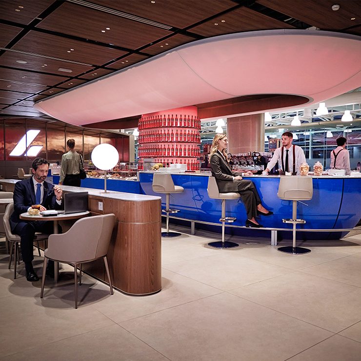 Passeggero al computer in una lounge aeroportuale ITA Airways