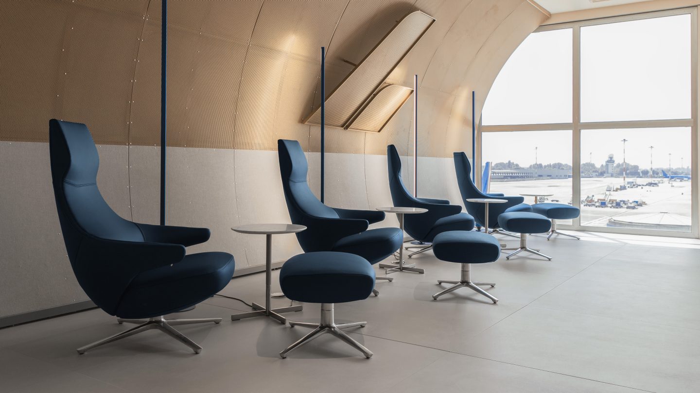 Détendez-vous près des fenêtres au sein du salon Runway.