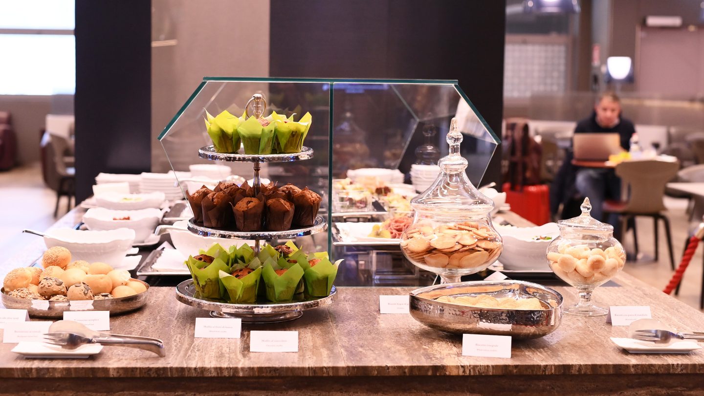 Table de buffet avec des pâtisseries et des en-cas.