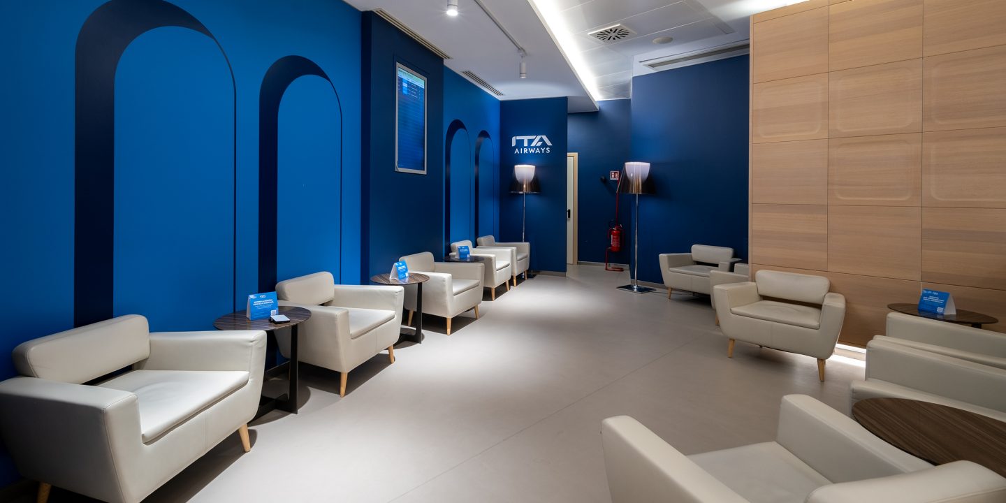 Catania Fontanarossa lounge area with seating and tables.