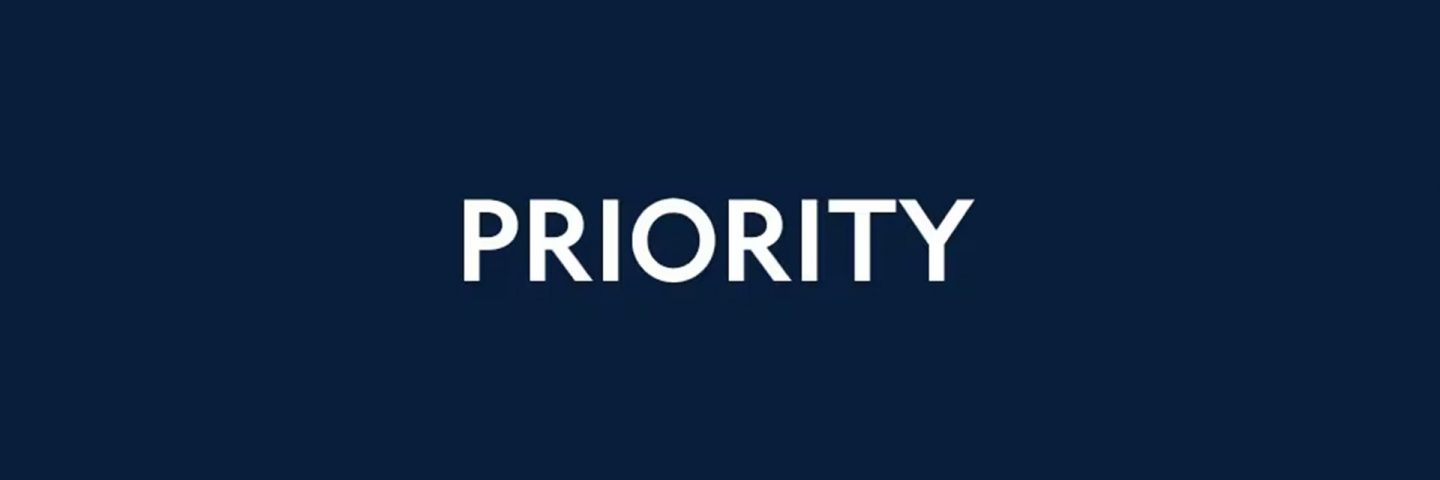 Le mot « PRIORITY » écrit en blanc sur fond bleu foncé.