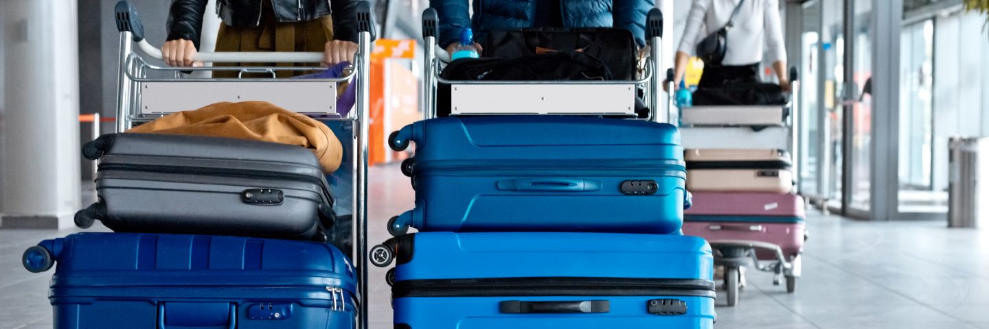 Koffer auf Gepäckwagen in einem Flughafen.