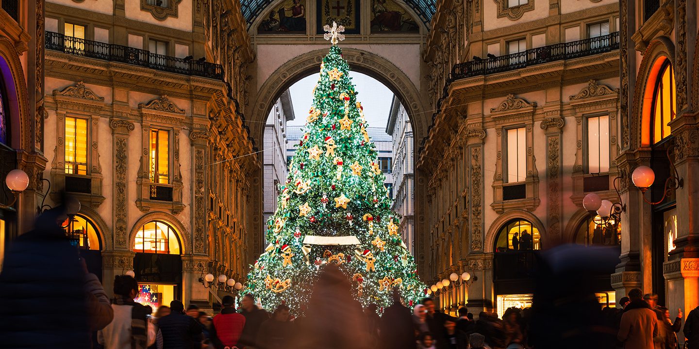 Beleuchteter Weihnachtsbaum in der Galleria Vittorio Emanuele II in Mailand.