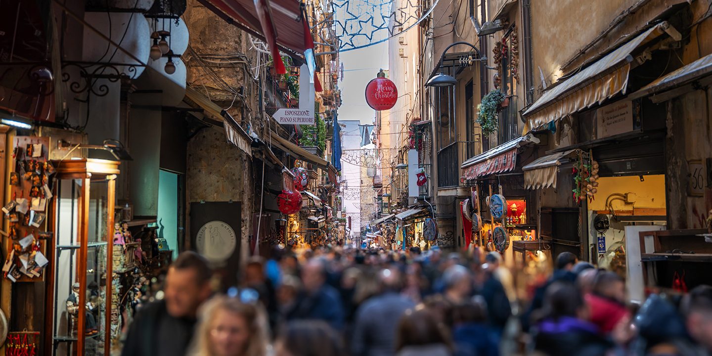 asse in der historischen Altstadt von Neapel mit Weihnachtsbeleuchtung.
