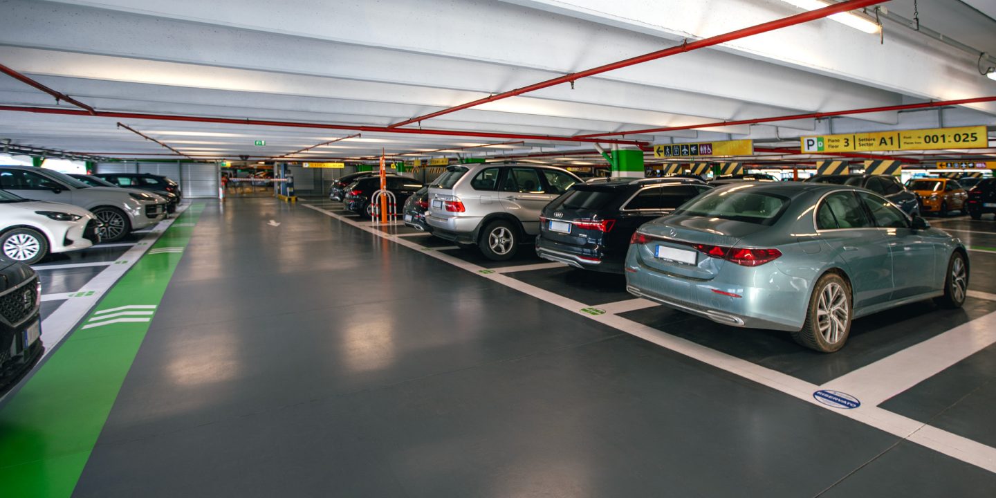 Un parcheggio coperto con auto parcheggiate.