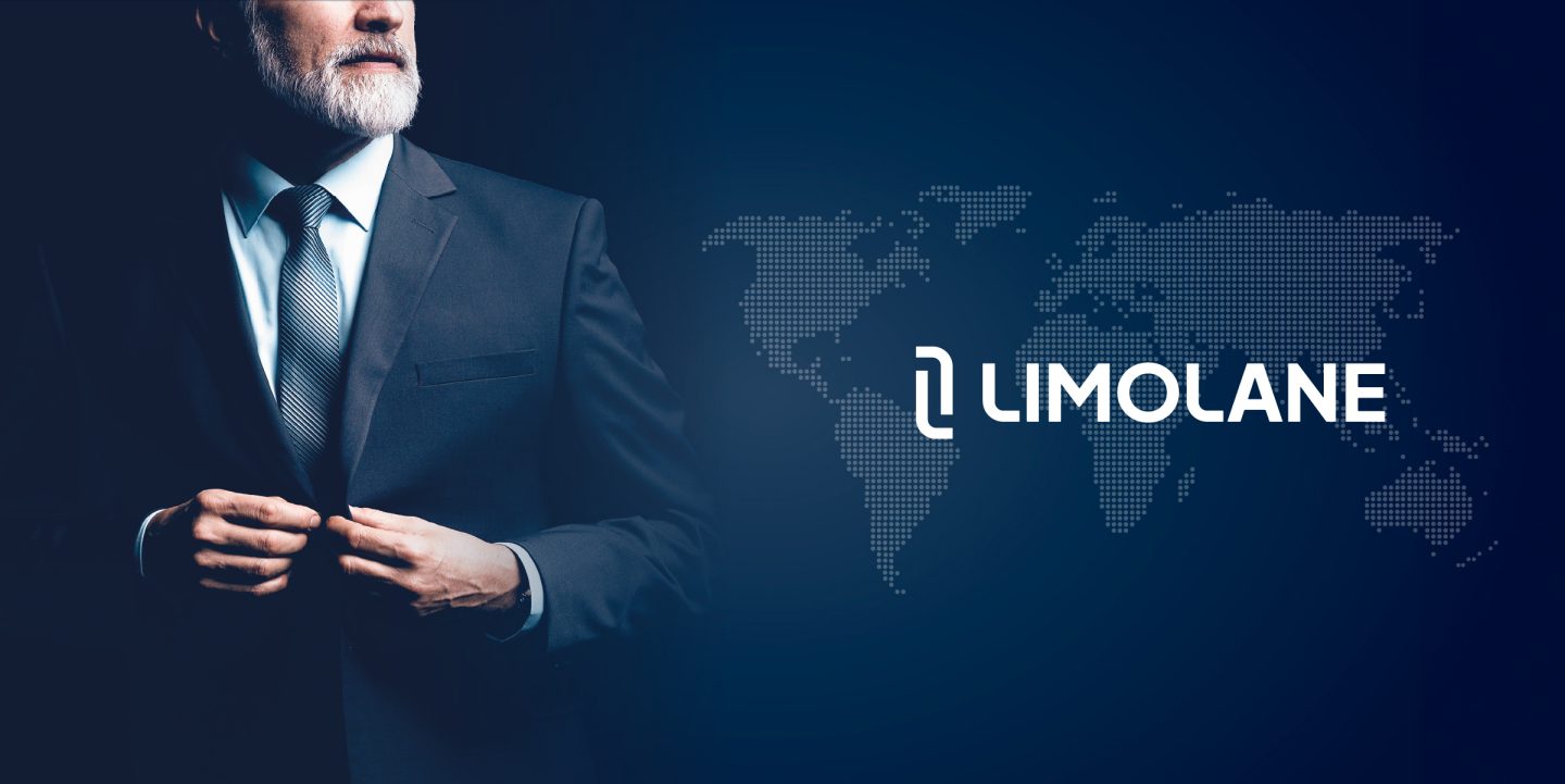 Un uomo in abito scuro su sfondo blu con il logo Limolane.