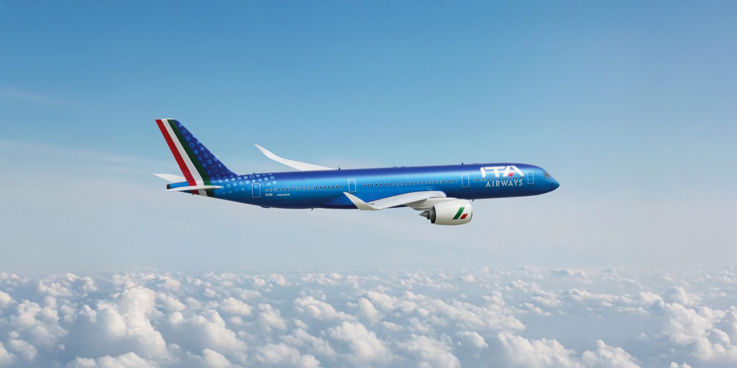 Un avion ITA Airways volant dans le ciel.