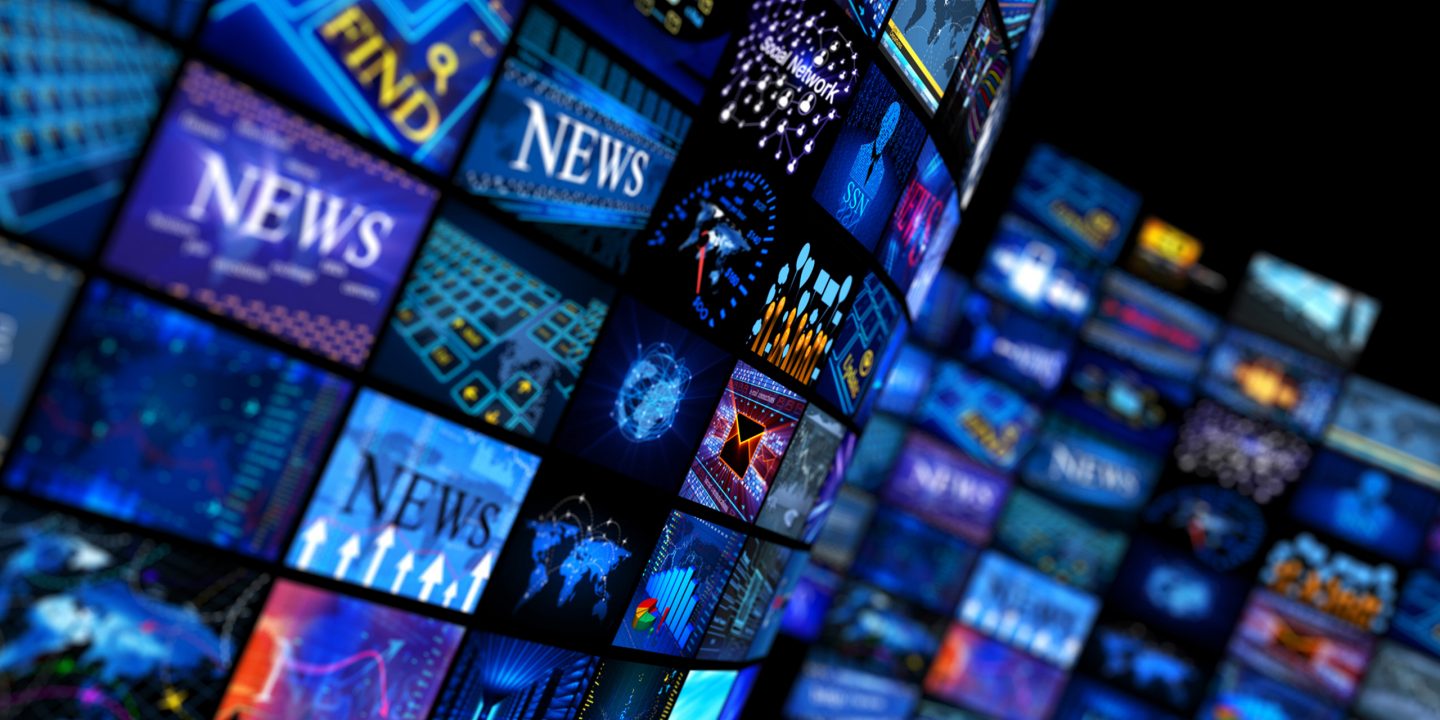 Une mosaïque d’écrans affichant des actualités et des images numériques.