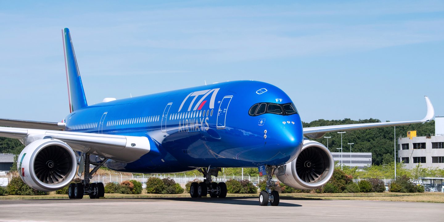 Vorderansicht eines Flugzeugs von ITA Airways auf der Startbahn.