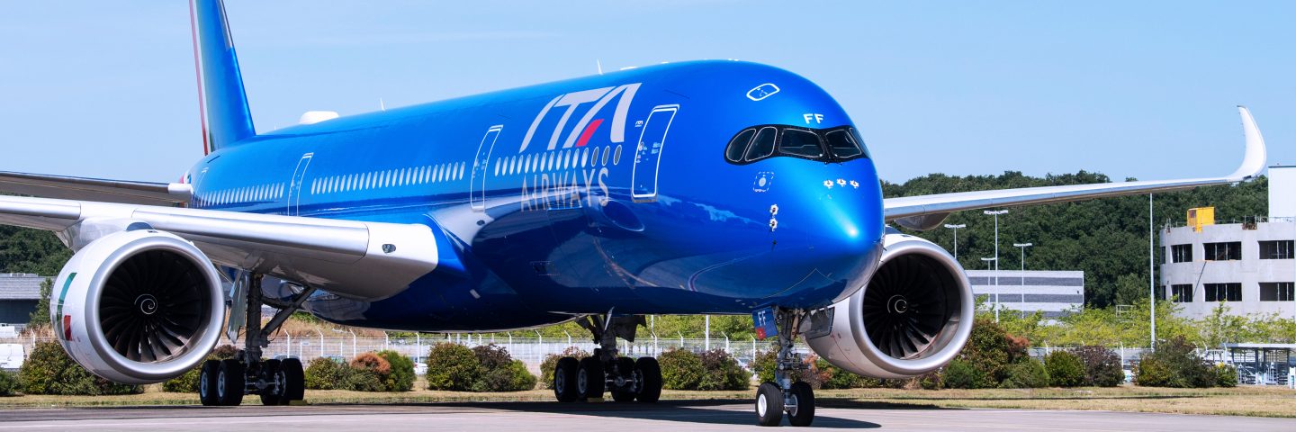 Vue de face d’un avion ITA Airways sur la piste.