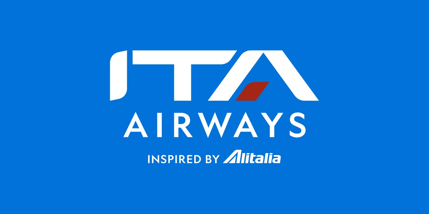 La scritta Inspired by Alitalia su sfondo blu sotto il logo ITA Airways.