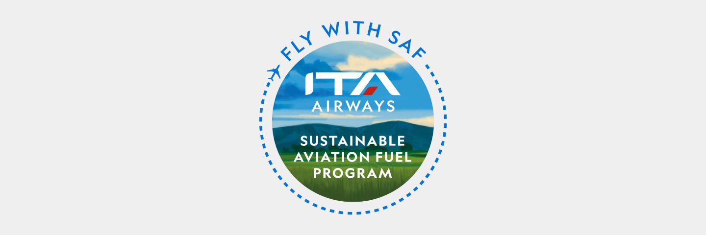 Operaio con giubbotto di sicurezza che rifornisce il carburante all'ala di un aereo tramite due tubi collegati ai porti di rifornimento.