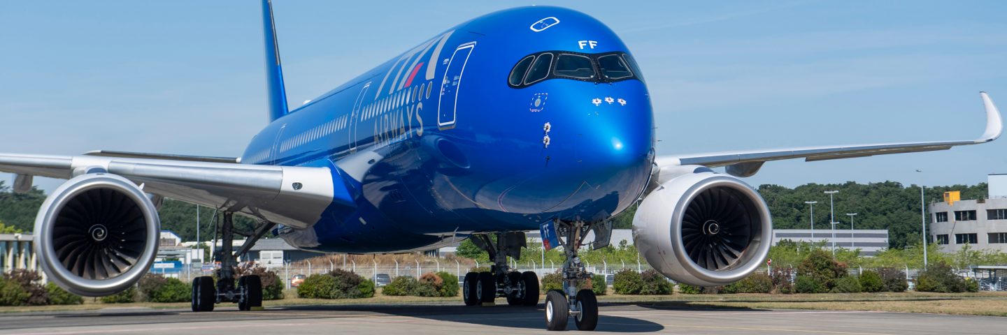 Un avión de ITA Airways visto desde la parte delantera en la pista.