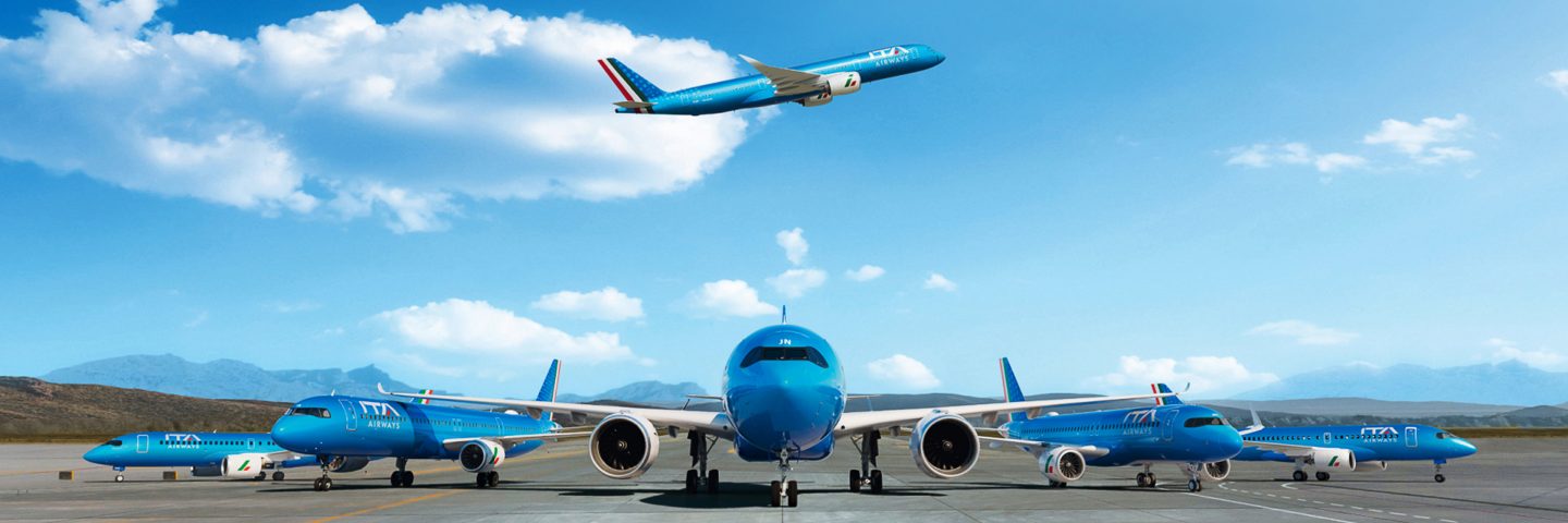 Un aereo ITA Airways in volo in un cielo azzurro.