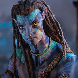 Jake Sully, um homem Na’vi azul com dreadlocks e listras verdes pintadas no rosto.