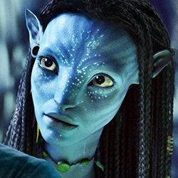 Neytiri, uma mulher Na’vi azul com cabelo trançado e pontos brilhantes no rosto.