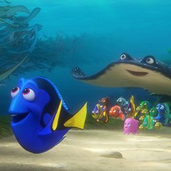 Dory nadando à frente do Tio Raia e de um grupo de pequenas criaturas marinhas.