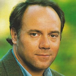 Retrato em close-up de Carlo Verdone olhando diretamente para a frente.