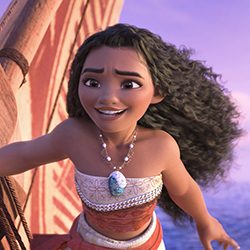Moana com cabelo cacheado longo e um colar navegando em seu barco.