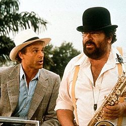 Terence Hill e Bud Spencer com chapéus, um segurando um saxofone.