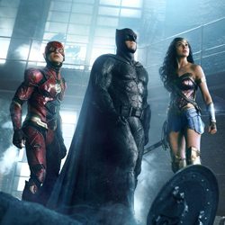 Flash, Batman e Mulher Maravilha juntos olhando para cima.