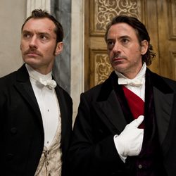 Sherlock Holmes e Dr. Watson vestidos com smoking formal e gravata-borboleta.