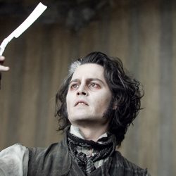 Sweeney Todd erguendo uma navalha com uma expressão séria.