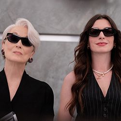 Meryl Streep e Anne Hathaway lado a lado, usando óculos escuros.