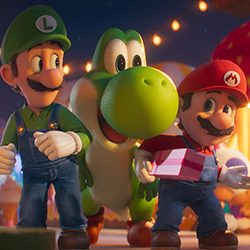 Luigi, Yoshi e Mario segurando uma pequena caixa de presente caminham juntos à noite.