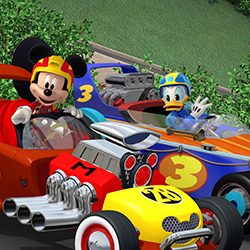 Personagens em estilo de animação do Mickey Mouse e do Pato Donald em carros de corrida coloridos.