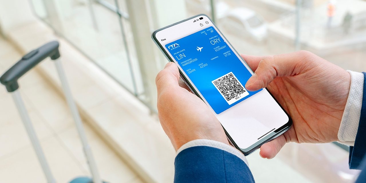 Une personne vérifiant sa carte d’embarquement sur son téléphone. 