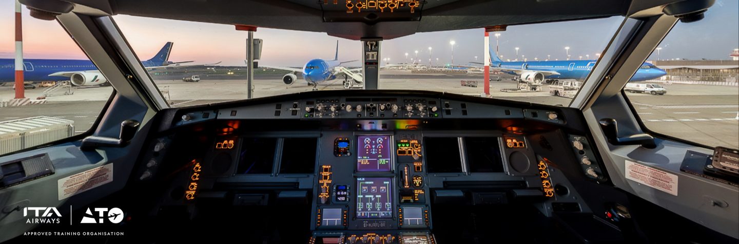 Vista dal cockpit di un aereo su una pista aeroportuale al tramonto.