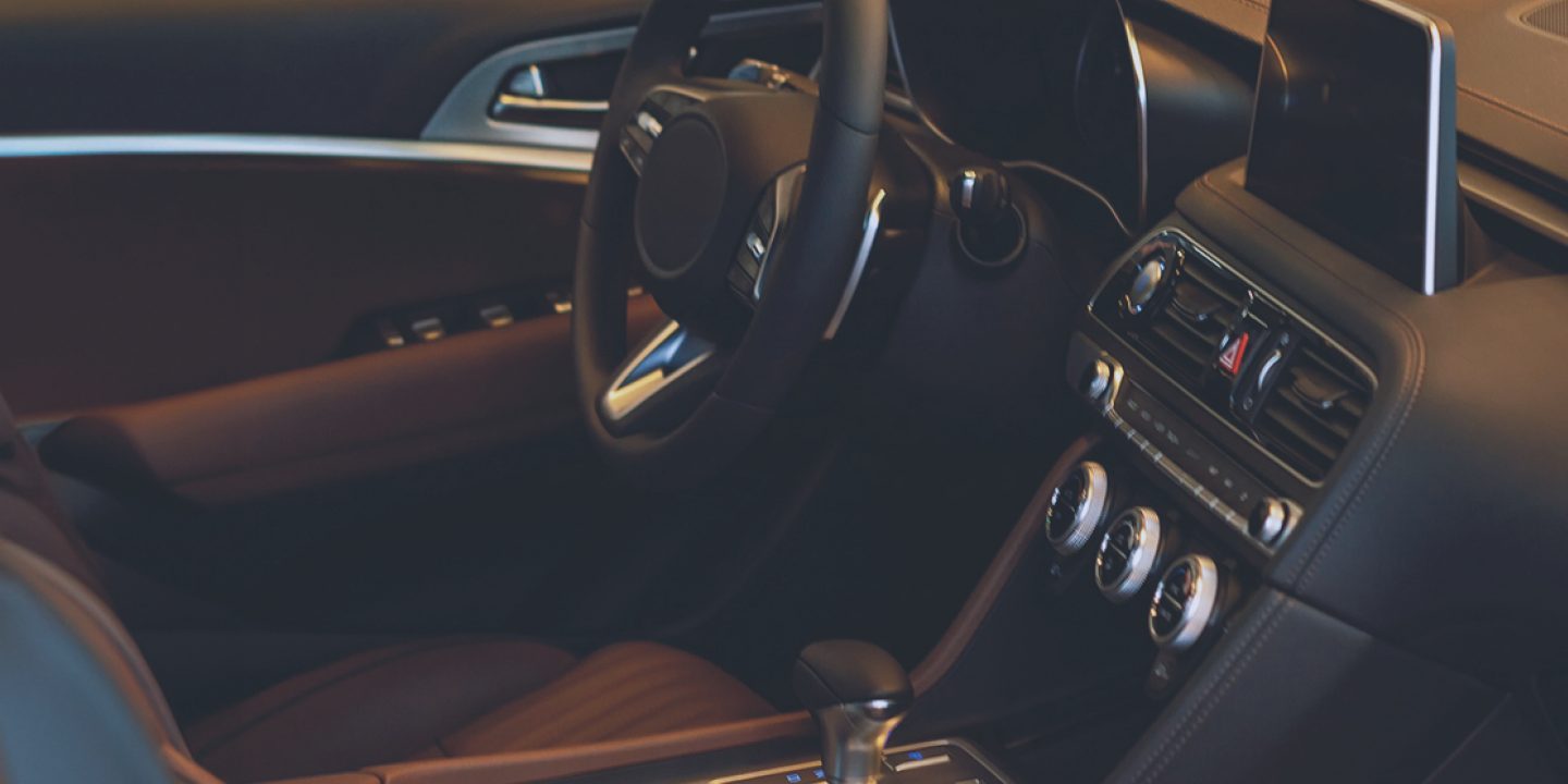 Un intérieur de voiture vu depuis le siège avant.