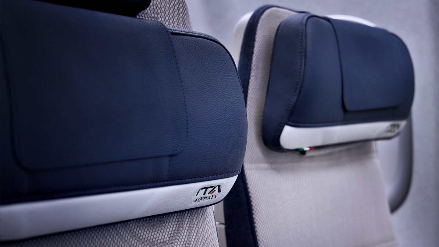 Gros plan sur les appuie-têtes brodés d’ITA Airways. 