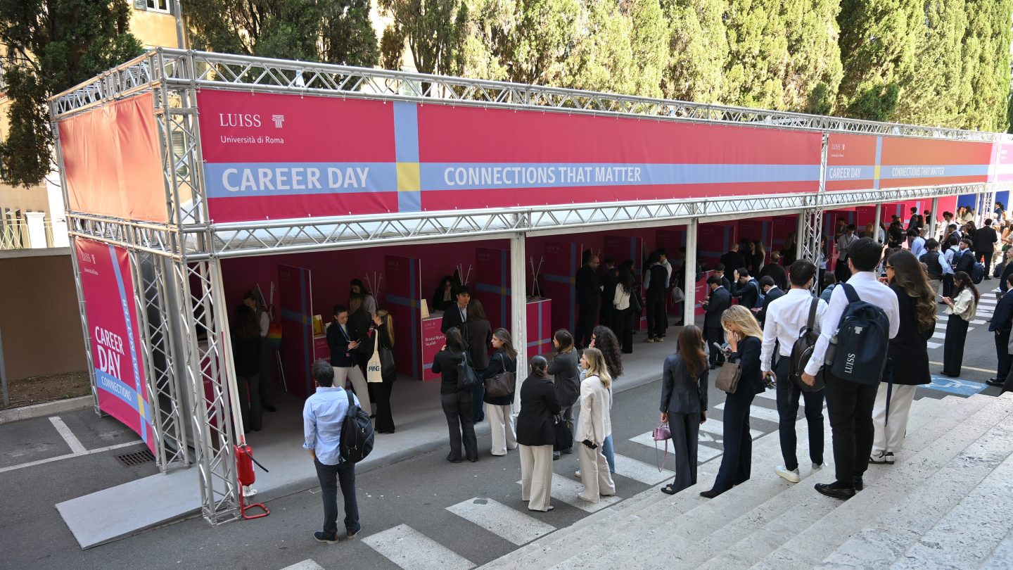 Buitenstands op de Luiss Carrièredag met studenten in de rij.