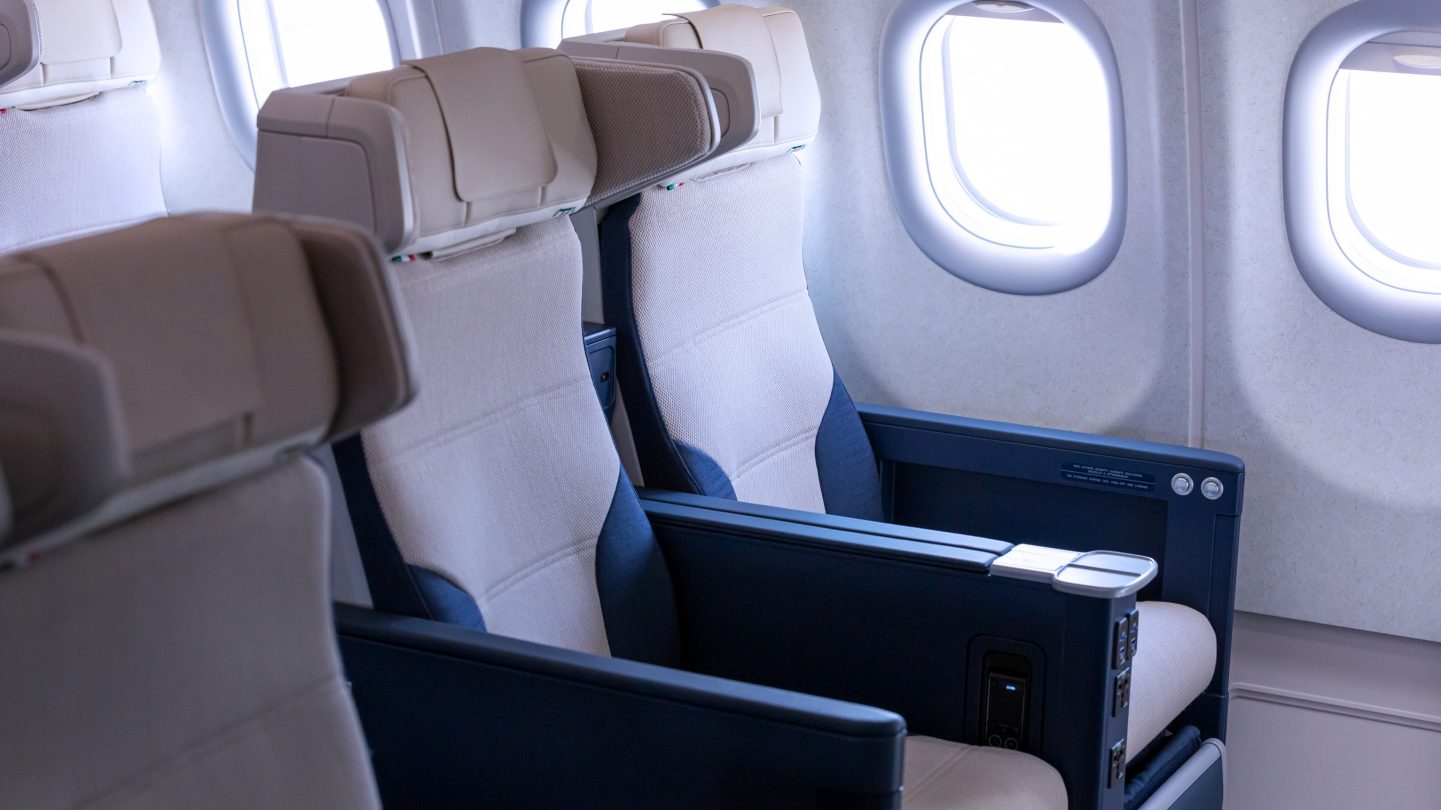Una fila di sedili di Premium Economy.