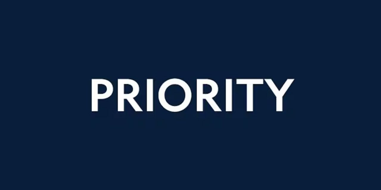 Le mot « PRIORITY » écrit en blanc sur fond bleu foncé.