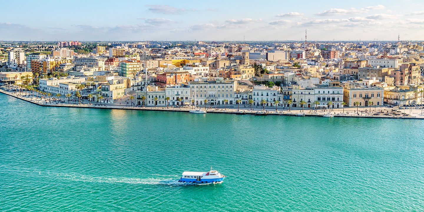Vista aérea de la costa de Brindisi con el puerto y el mar Adriático.
