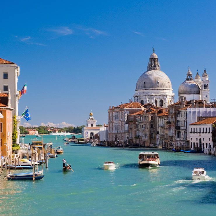 Vista del Gran Canal de Venecia con barcos y la basílica de Santa Maria della Salute