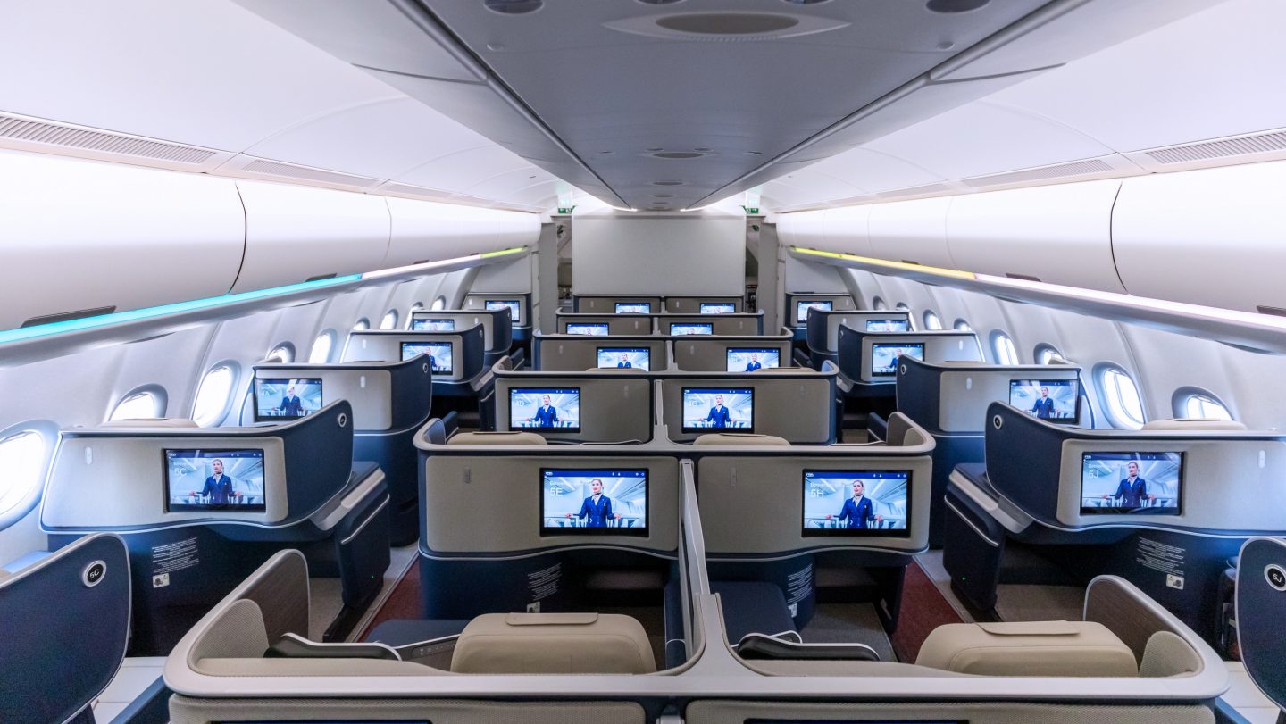 Een bovenaanzicht van een cabine in Business-class met zicht op de tv-schermen van de stoelen.
